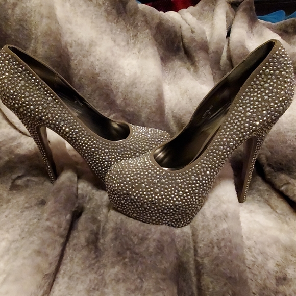 Heels - Picture 3 of 3